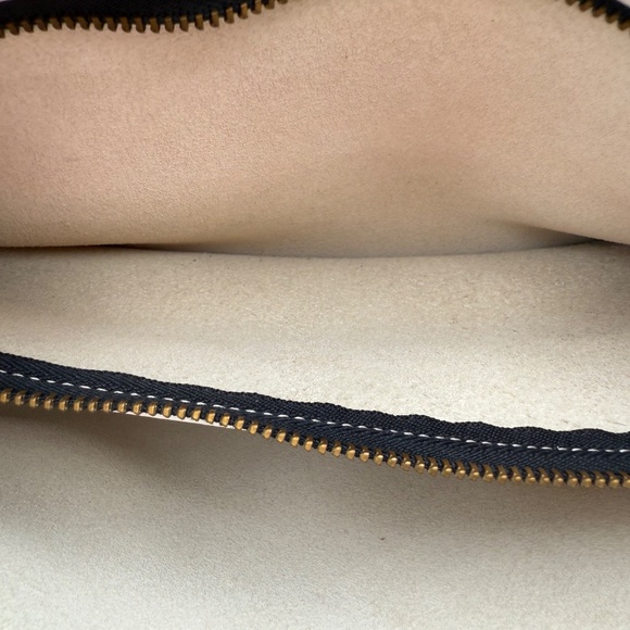 Coach Slim Zip Bag in bone leather - Picture 6 of 7